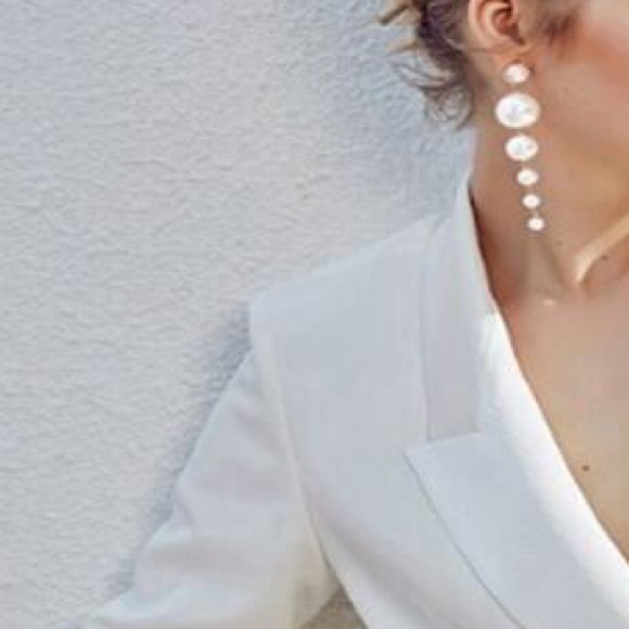 A pair of Faux pearl earrings - Picture 2 of 3